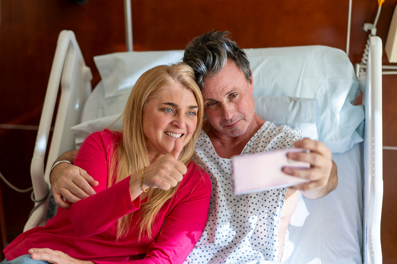 Couple in hospital relying on fast lawsuit funding to manage accident recovery and expenses.